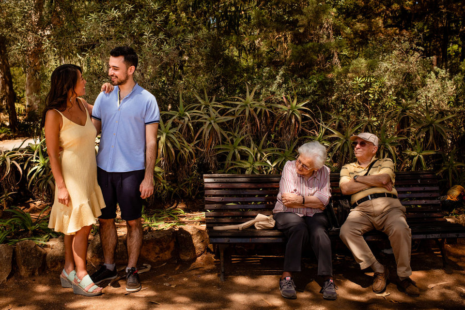 Sessão de namoro divertida e carinhosa pela vila de Cascais