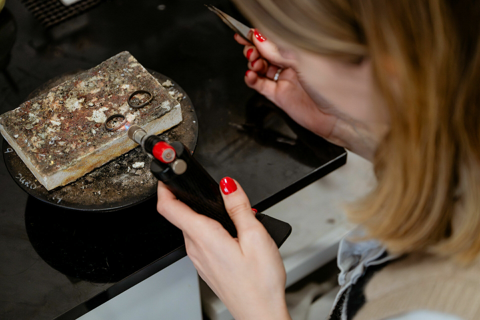 Foto Fazer as próprias alianças de casamento: uma experiência única que poucos noivos consideram - Imagem 3